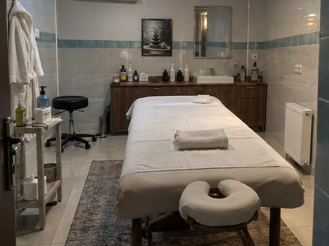Lavabolu, raflı odada hazır masaj masası — Metrokent, Masaj Salonun