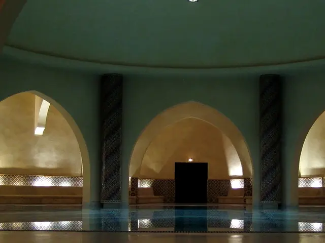 Kemerli nişleri ve havuzuyla loş hamam salonu — Metrokent, Masaj Salonun