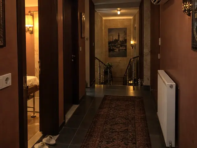 Halılı, apliklerle aydınlanan uzun koridor — Metrokent, Masaj Salonun